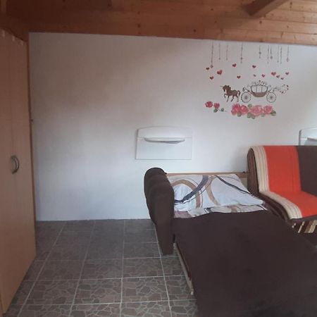 Kamilla Vendeghaz Apartment Ecs Bagian luar foto