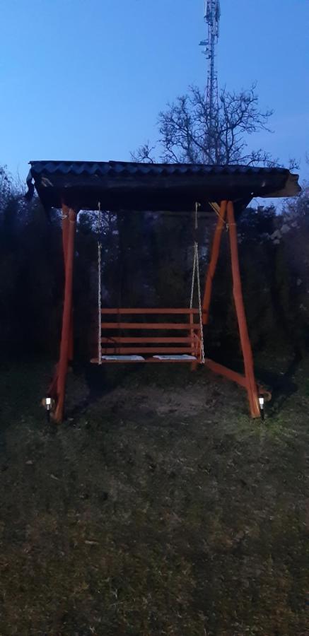 Kamilla Vendeghaz Apartment Ecs Bagian luar foto